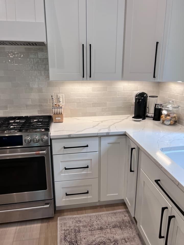 Best Kitchen Backsplash with White Cabinets smallhometours.com 14