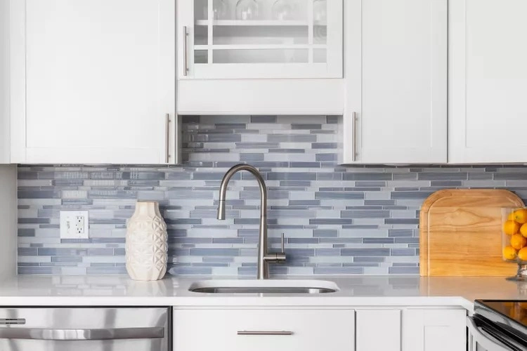 Best Kitchen Backsplash with White Cabinets smallhometours.com 9