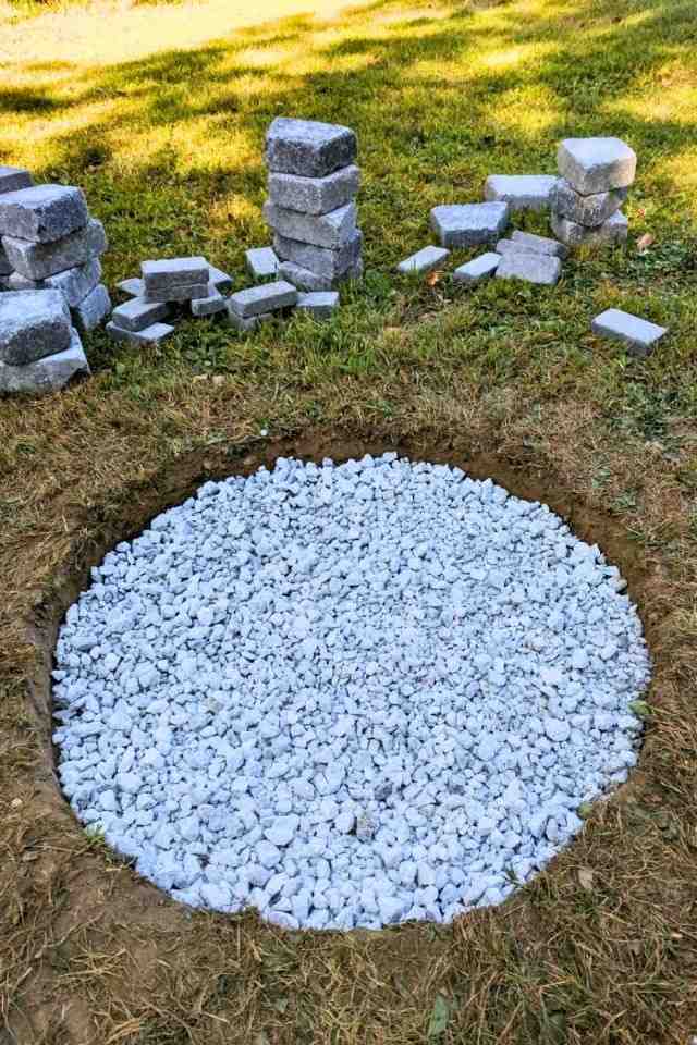 20 Simple DIY Backyard Fire Pit Ideas on a Budget No Fancy Tools Needed smallhometours.com 17