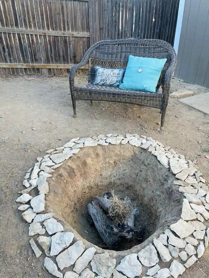 25 Simple DIY Backyard Fire Pit Ideas on a Budget No Fancy Tools Needed smallhometours.com 2