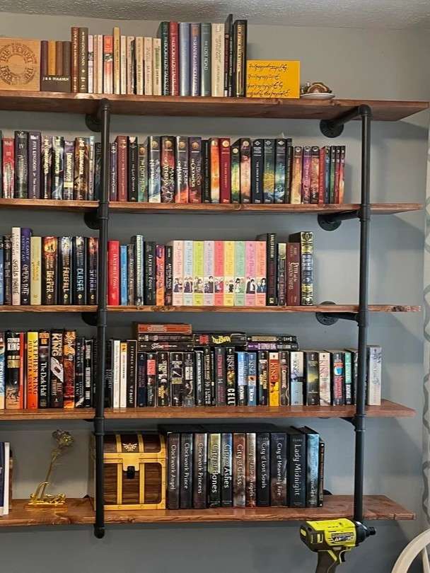 21 Smart Bookshelf Ideas for Small Bedrooms That Feel Cozy and Clutter Free smallhometours 1