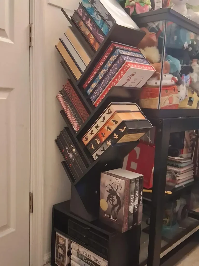 21 Smart Bookshelf Ideas for Small Bedrooms That Feel Cozy and Clutter Free smallhometours 14