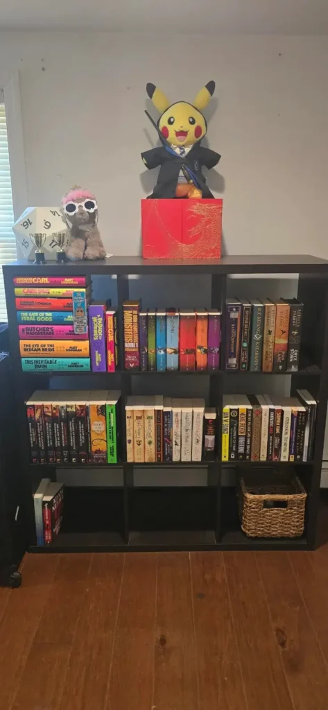 21 Smart Bookshelf Ideas for Small Bedrooms That Feel Cozy and Clutter Free smallhometours 3