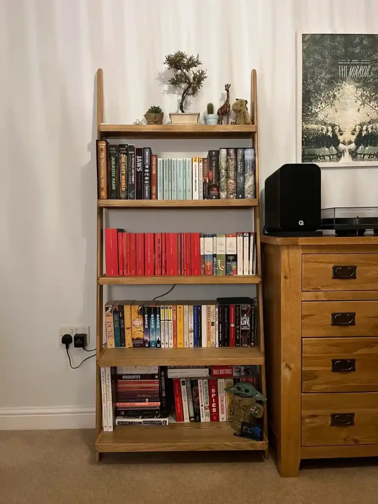 21 Smart Bookshelf Ideas for Small Bedrooms That Feel Cozy and Clutter Free smallhometours.com 4