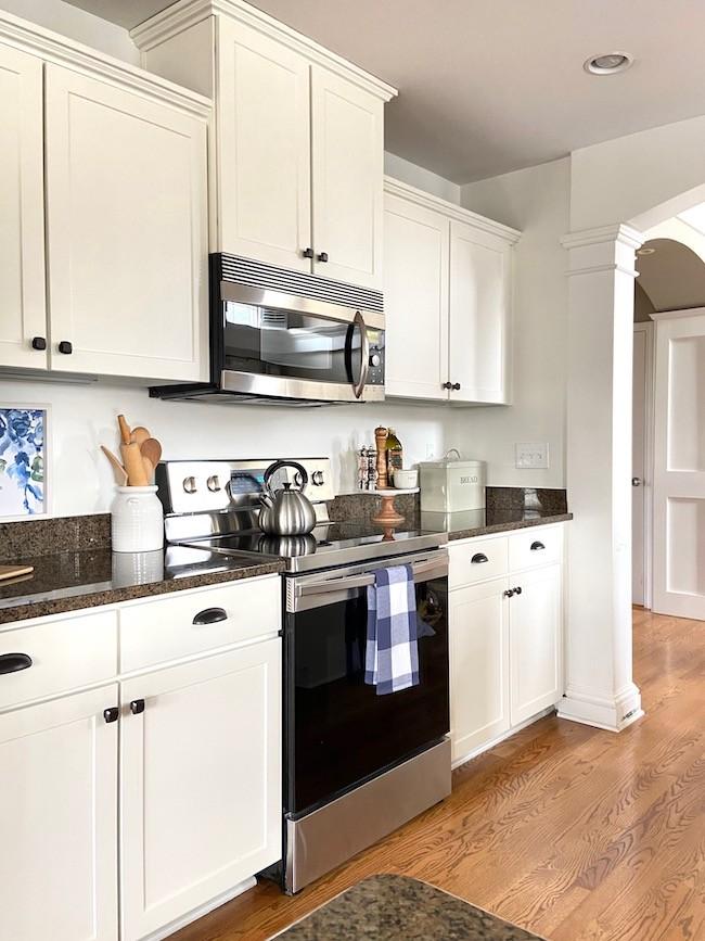 5 Best Sherwin Williams Kitchen Paint Colors for a Cozy Stylish Kitchen smallhometours.com 2 1