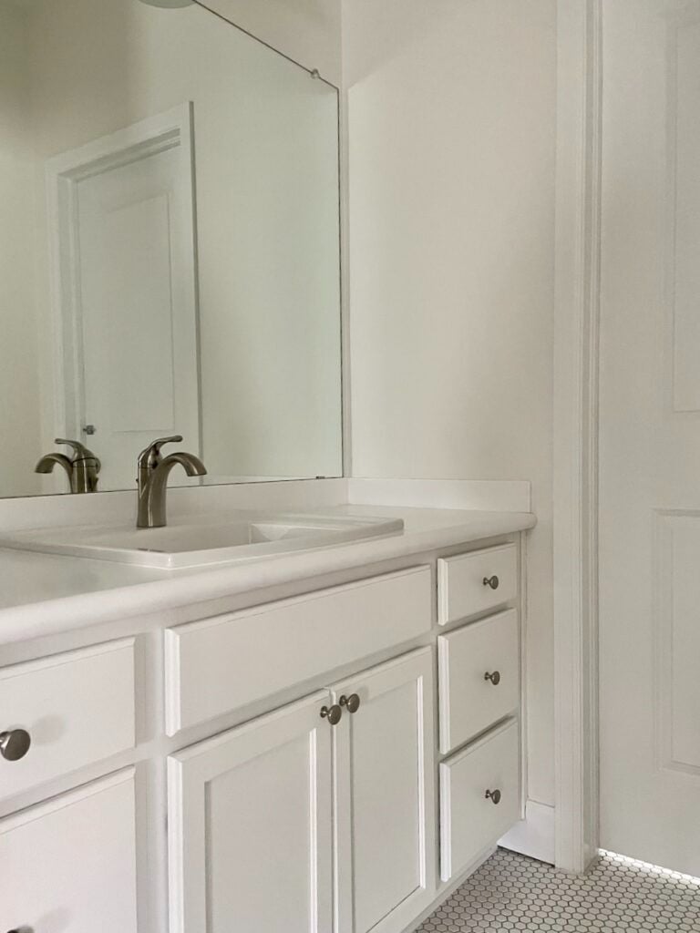5 Best Sherwin Williams Paint Colors for Small Bathroom smallhometours.com 1