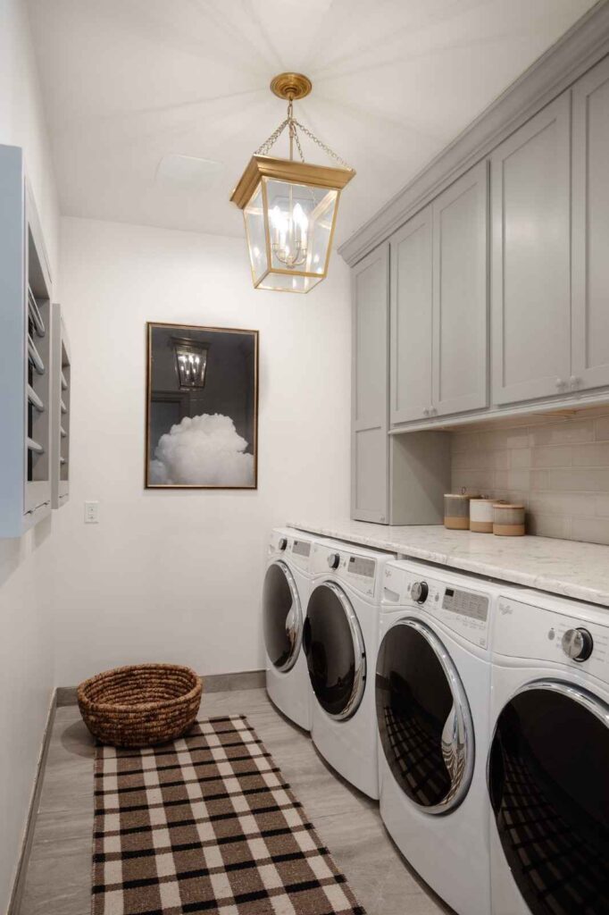 5 Best Sherwin Williams Paint Colors for a Stylish Laundry Room smallhometours.com 1