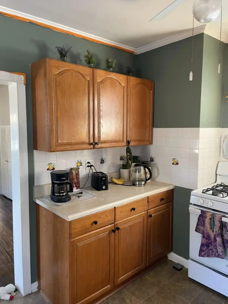 What Color to Paint Kitchen Walls With Honey Oak Cabinets 5 Beautiful Paint Colors That Work Perfectly smallhometours.com 11