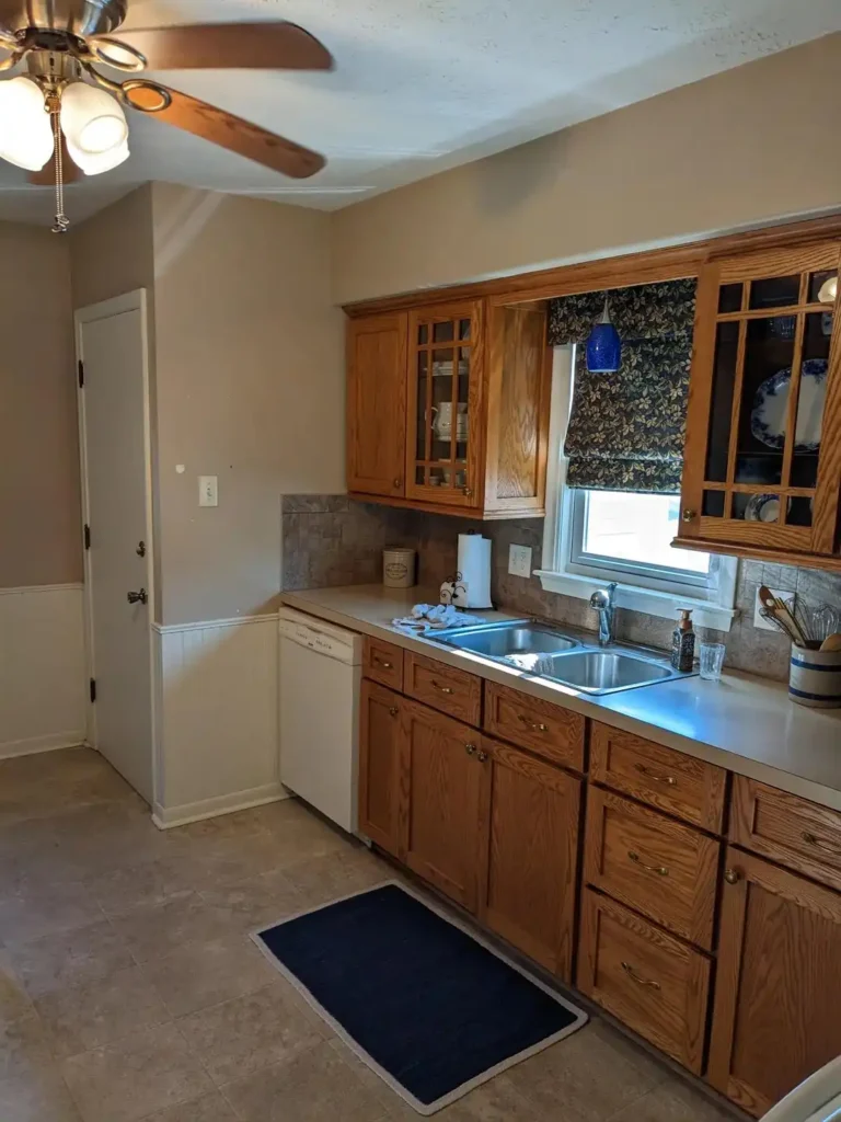 What Color to Paint Kitchen Walls With Honey Oak Cabinets 5 Beautiful Paint Colors That Work Perfectly smallhometours.com 7
