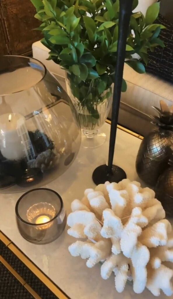 25 Creative Christmas Coffee Table Decor Ideas to Brighten Your Holiday Gatherings smallhometours.com 1