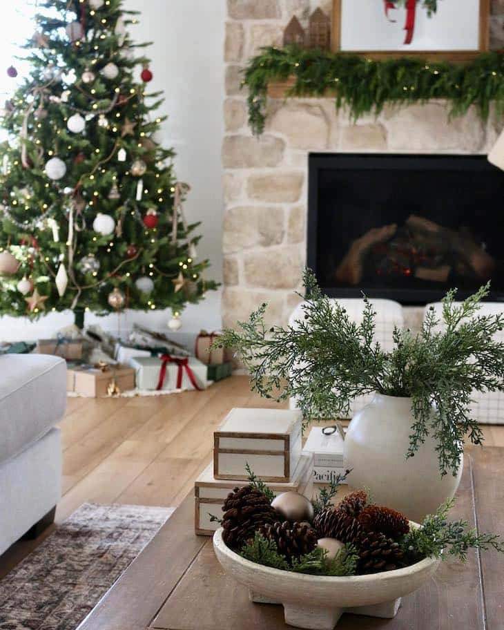 25 Creative Christmas Coffee Table Decor Ideas to Brighten Your Holiday Gatherings smallhometours.com 11