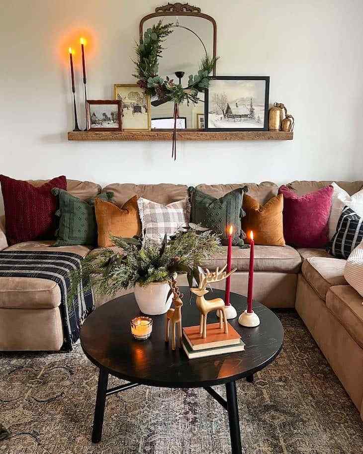 25 Creative Christmas Coffee Table Decor Ideas to Brighten Your Holiday Gatherings smallhometours.com 13
