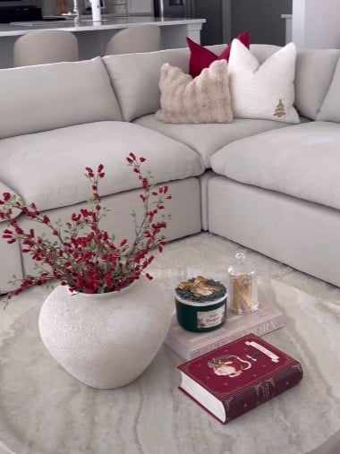 25 Creative Christmas Coffee Table Decor Ideas to Brighten Your Holiday Gatherings smallhometours.com 15