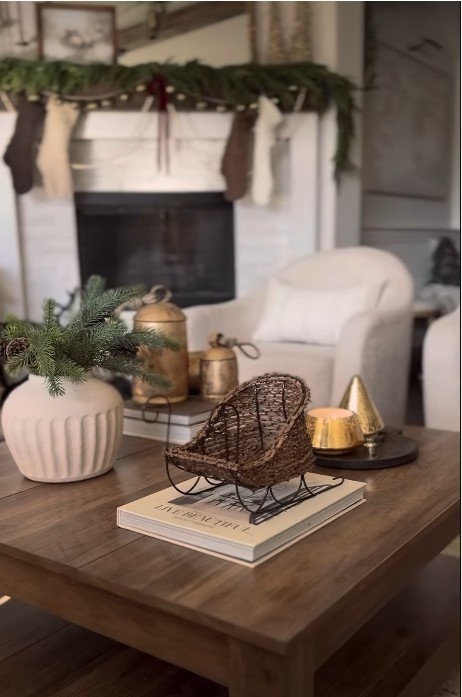 25 Creative Christmas Coffee Table Decor Ideas to Brighten Your Holiday Gatherings smallhometours.com 16