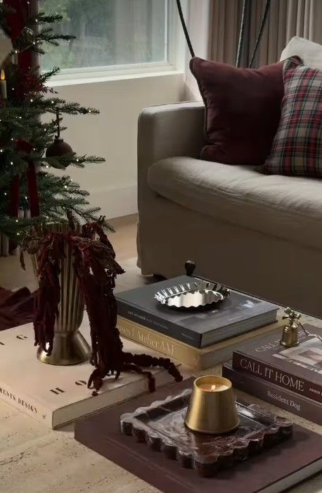 25 Creative Christmas Coffee Table Decor Ideas to Brighten Your Holiday Gatherings smallhometours.com 17