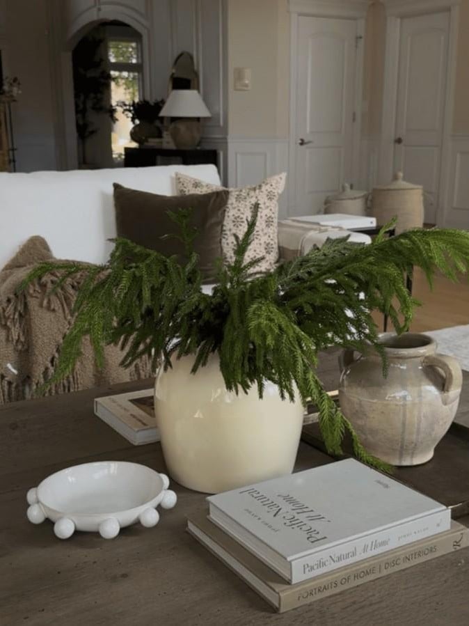 25 Creative Christmas Coffee Table Decor Ideas to Brighten Your Holiday Gatherings smallhometours.com 2