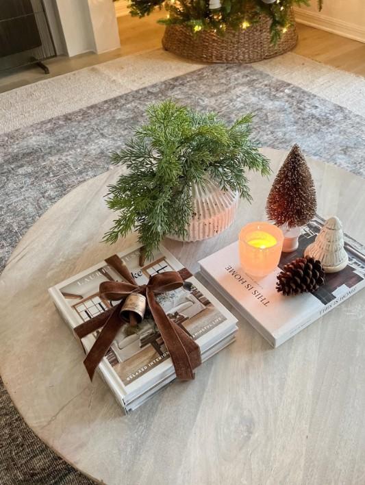 25 Creative Christmas Coffee Table Decor Ideas to Brighten Your Holiday Gatherings smallhometours.com 3