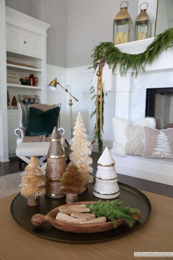 25 Creative Christmas Coffee Table Decor Ideas to Brighten Your Holiday Gatherings smallhometours.com 4