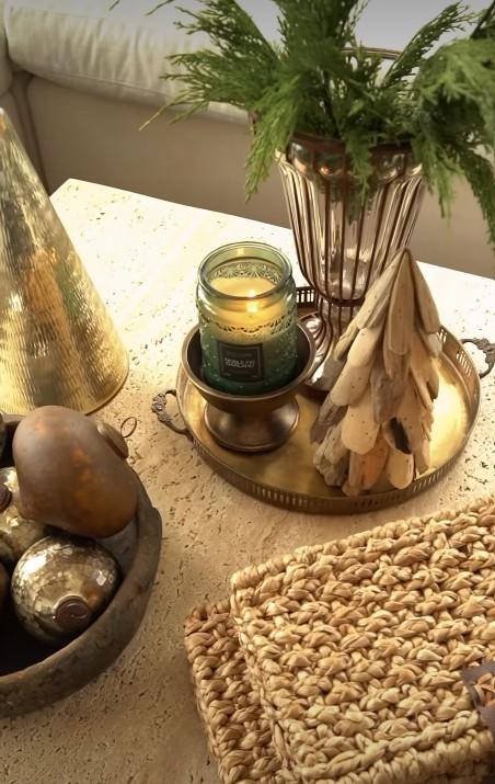 25 Creative Christmas Coffee Table Decor Ideas to Brighten Your Holiday Gatherings smallhometours.com 4