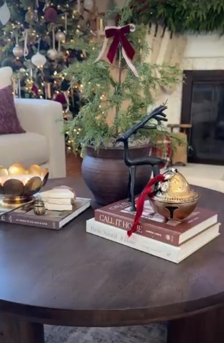 25 Creative Christmas Coffee Table Decor Ideas to Brighten Your Holiday Gatherings smallhometours.com 6