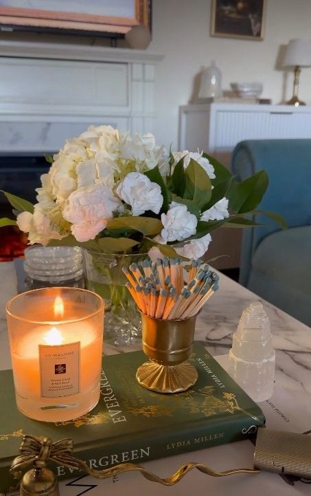 25 Creative Christmas Coffee Table Decor Ideas to Brighten Your Holiday Gatherings smallhometours.com 7