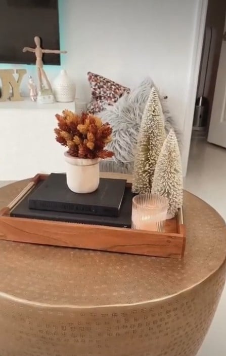 25 Creative Christmas Coffee Table Decor Ideas to Brighten Your Holiday Gatherings smallhometours.com 8