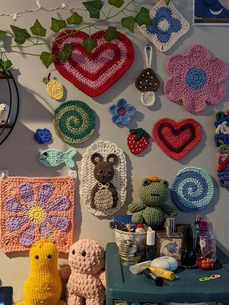 25 Crochet Wall Decor Ideas to Add Handmade Charm to Any Room smallhometours.com 7