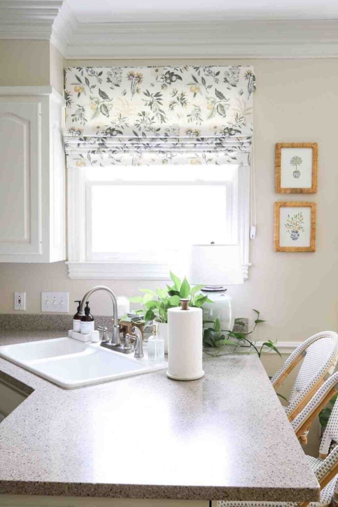25 Kitchen Window Curtains Ideas to Instantly Brighten Your Space smallhometours.com 1