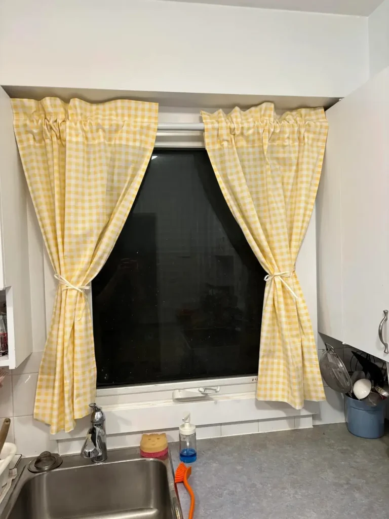 25 Kitchen Window Curtains Ideas to Instantly Brighten Your Space smallhometours.com 1