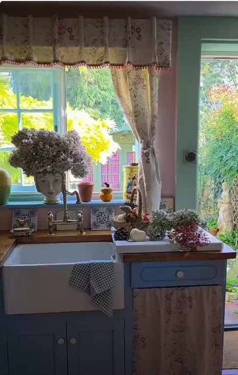 25 Kitchen Window Curtains Ideas to Instantly Brighten Your Space smallhometours.com 1