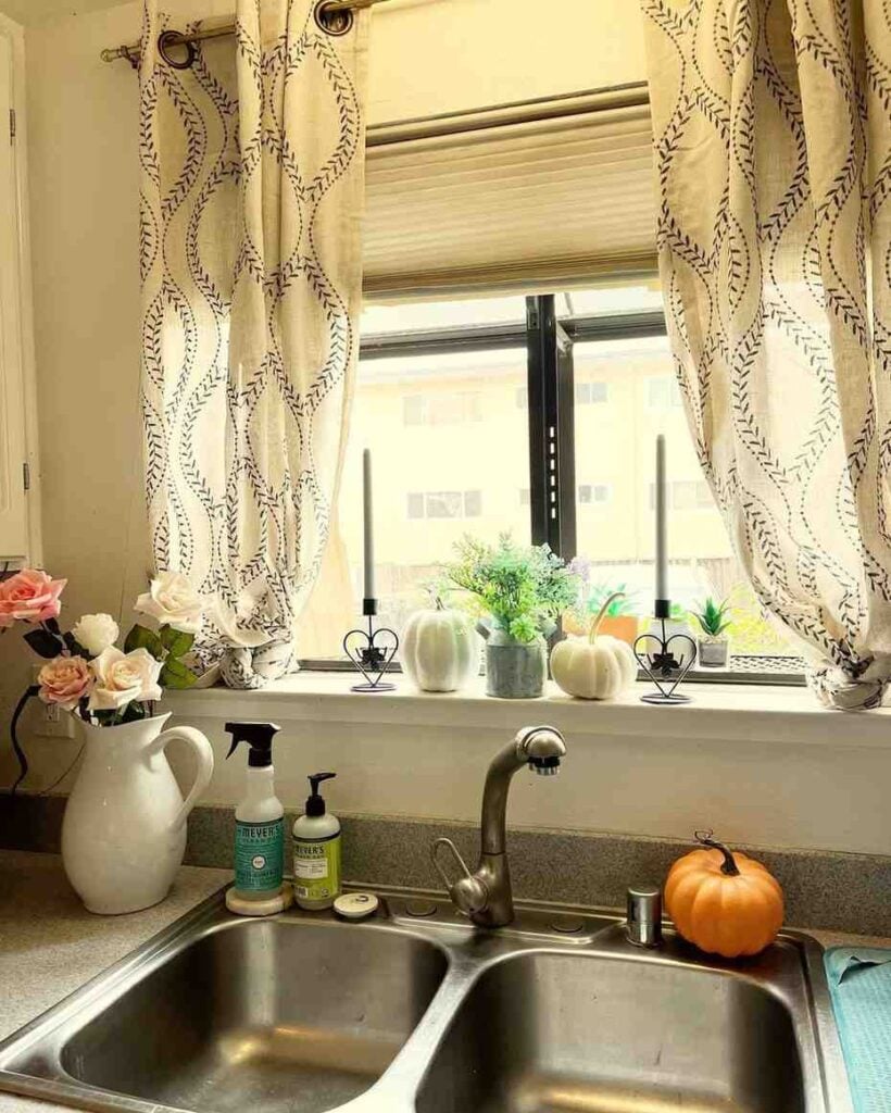 25 Kitchen Window Curtains Ideas to Instantly Brighten Your Space smallhometours.com 2