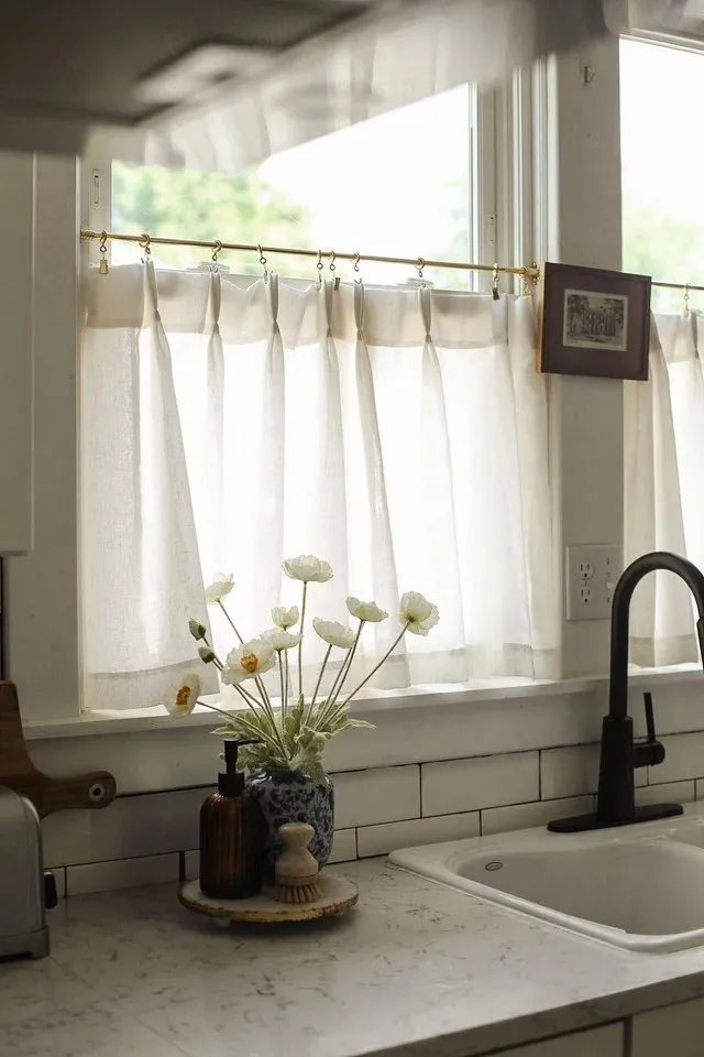 25 Kitchen Window Curtains Ideas to Instantly Brighten Your Space smallhometours.com 2