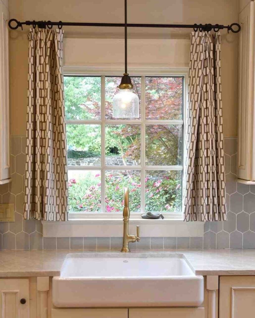 25 Kitchen Window Curtains Ideas to Instantly Brighten Your Space smallhometours.com 3