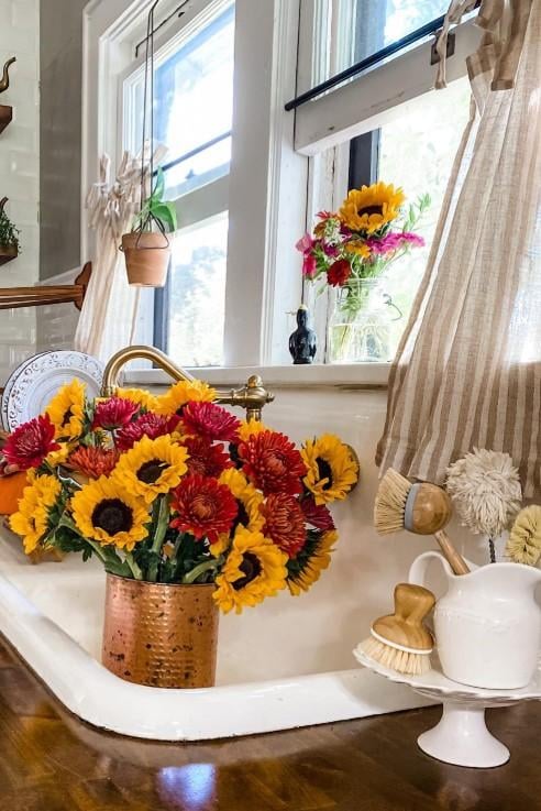 25 Kitchen Window Curtains Ideas to Instantly Brighten Your Space smallhometours.com 4