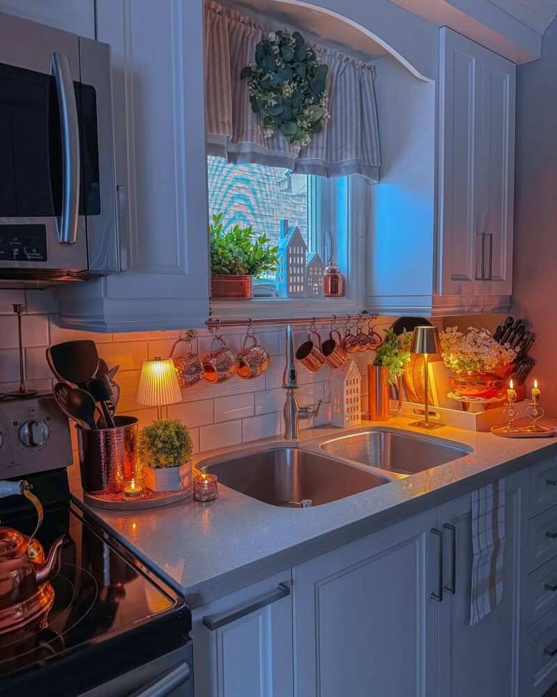 25 Kitchen Window Curtains Ideas to Instantly Brighten Your Space smallhometours.com 4