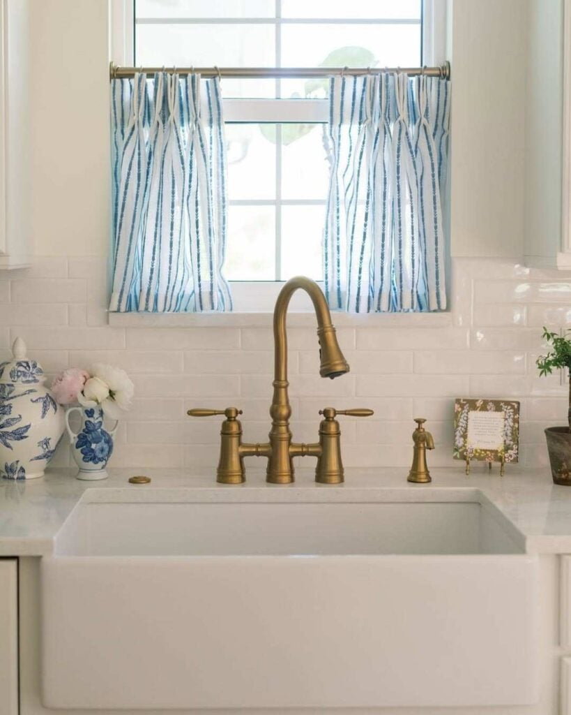 25 Kitchen Window Curtains Ideas to Instantly Brighten Your Space smallhometours.com 5