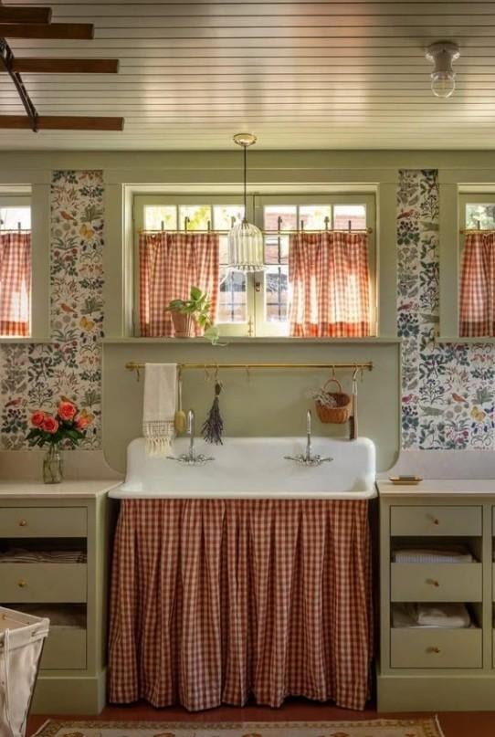 25 Kitchen Window Curtains Ideas to Instantly Brighten Your Space smallhometours.com 5