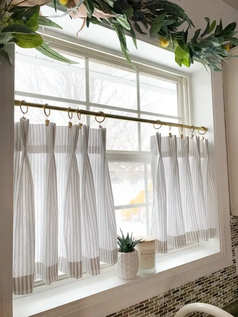 25 Kitchen Window Curtains Ideas to Instantly Brighten Your Space smallhometours.com 5