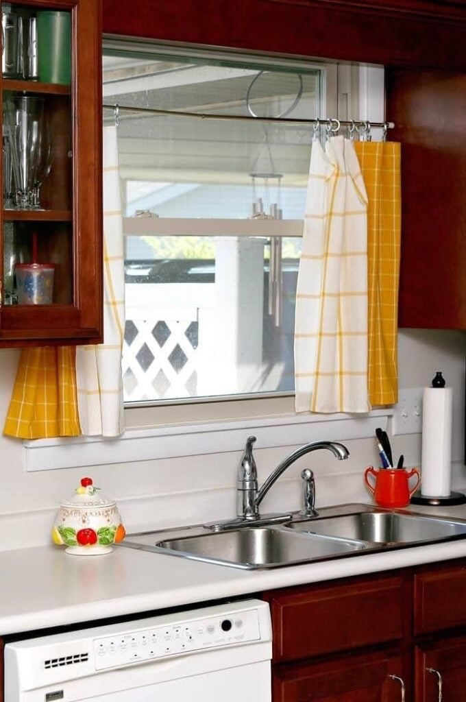 25 Kitchen Window Curtains Ideas to Instantly Brighten Your Space smallhometours.com 6