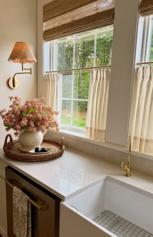 25 Kitchen Window Curtains Ideas to Instantly Brighten Your Space smallhometours.com 6