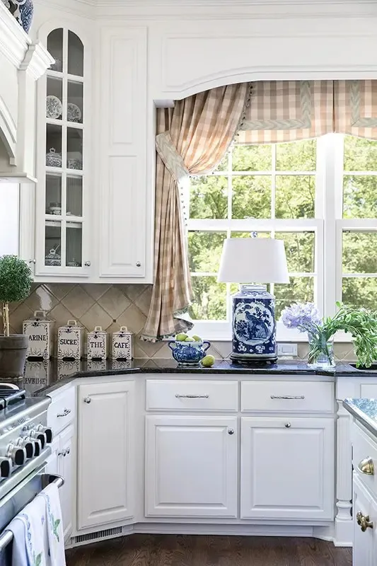 25 Kitchen Window Curtains Ideas to Instantly Brighten Your Space smallhometours.com 7