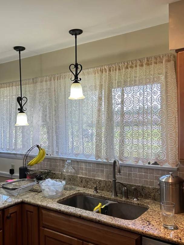 25 Kitchen Window Curtains Ideas to Instantly Brighten Your Space smallhometours.com 8