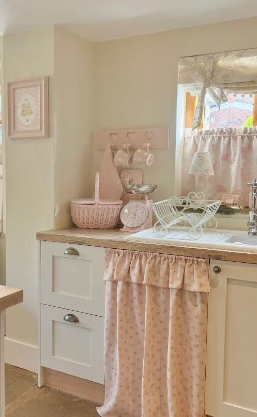 25 Kitchen Window Curtains Ideas to Instantly Brighten Your Space smallhometours.com 9