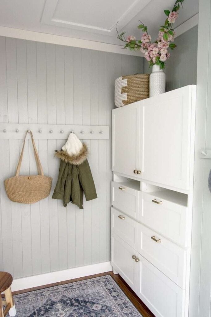 25 IKEA Mudroom Ideas for a Stylish and Organized Entryway smallhometours.com 1